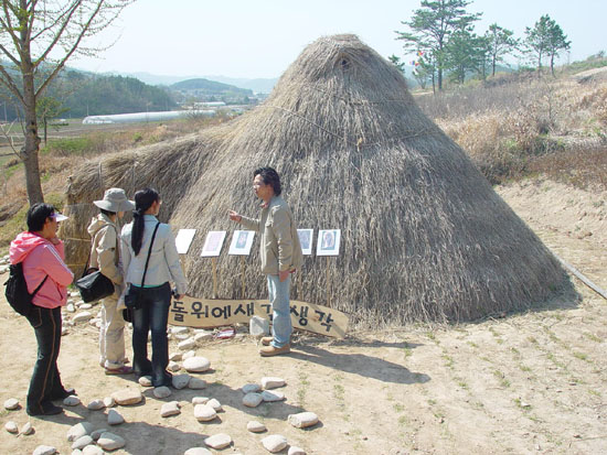 움집 하나 덩그러니 있어 자칫 지나치기 쉽다. 하지만 이곳에 가면 선사조각의 발생 배경과 만든 이유, 누가 어떻게 사용했는 지에 대해 이길명씨의 자세한 설명을 들을 수 있다. 물론 돌 위에 직접 조각을 새겨 가져 갈 수도 있다. 고인돌을 남긴 선사인들은 어떤 생각을 가졌는지 궁금한 사람은 꼭 들러보기 바란다. 